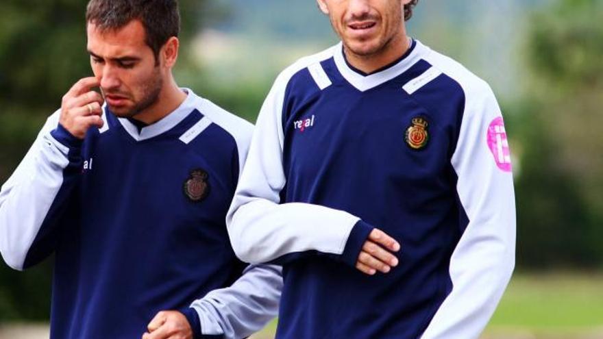 Ayoze y Josemi durante el entrenamiento de ayer del Real Mallorca en Son Bibiloni.