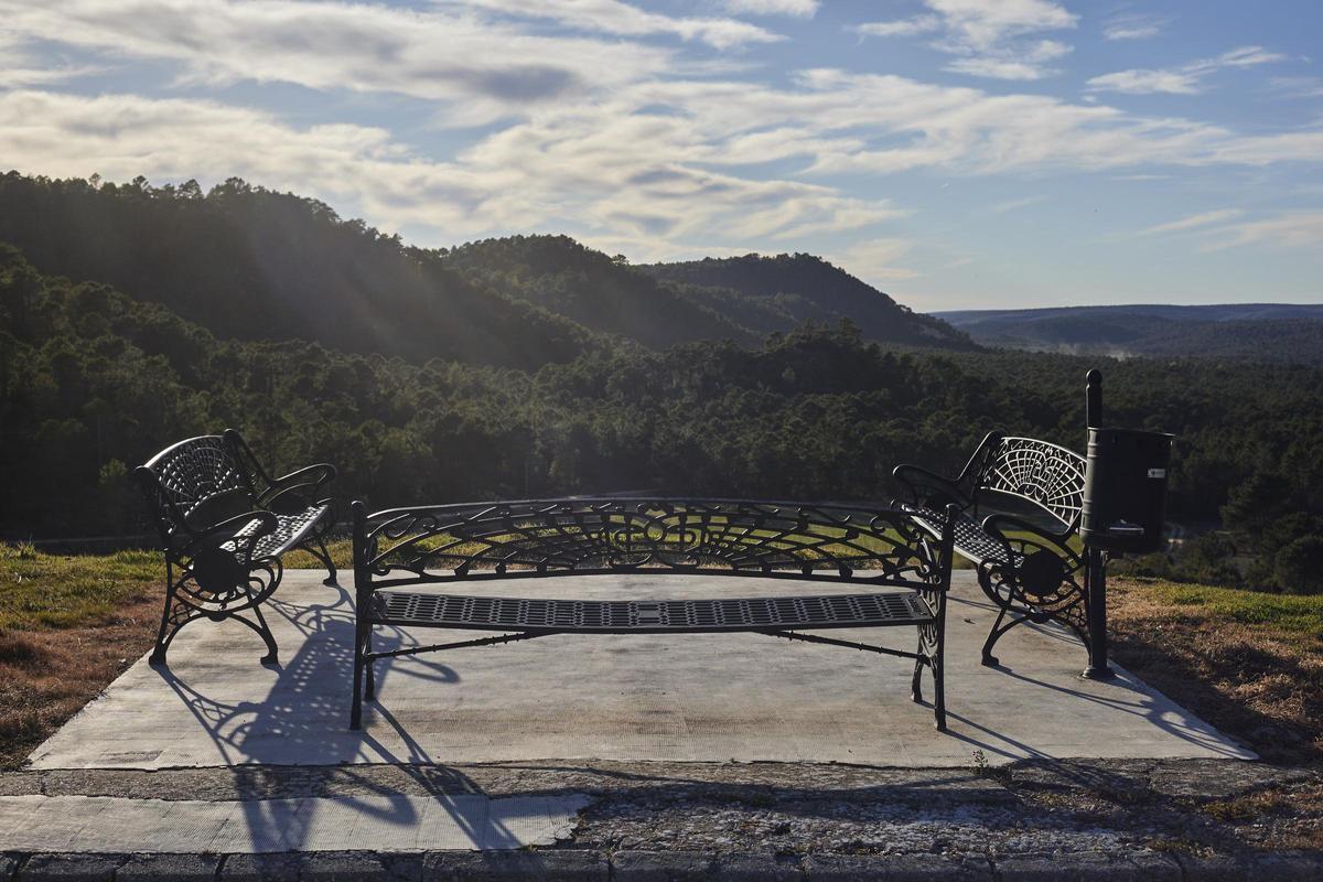 Mirador de El Viso de Arguisuelas, komşulara göre madenin genişletilmesiyle harap olacak çam ormanlarının ayrıcalıklı manzarasına sahip.