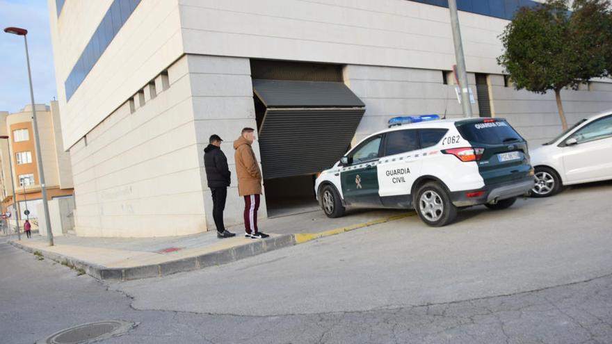 Un coche de la Benemérita accede a los juzgados de Cieza, en una foto de archivo.