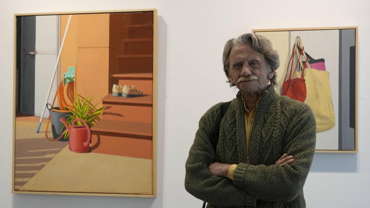 El artista Luis Paltré junto a varias de sus creaciones.