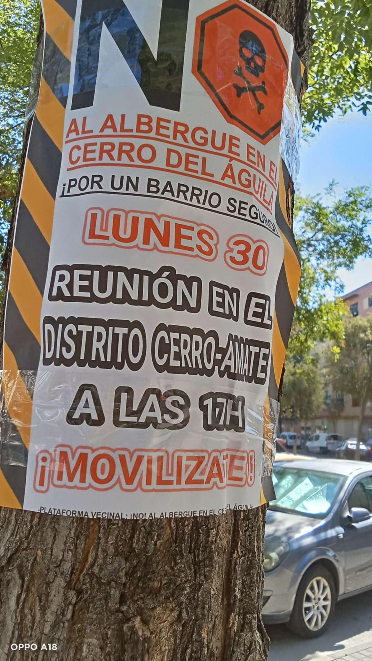 Este tipo de carteles han proliferado por San Jerónimo y el Cerro del Águila para organizar las protestas de los vecinos en contra de la construcción del centro social del Ayuntamiento