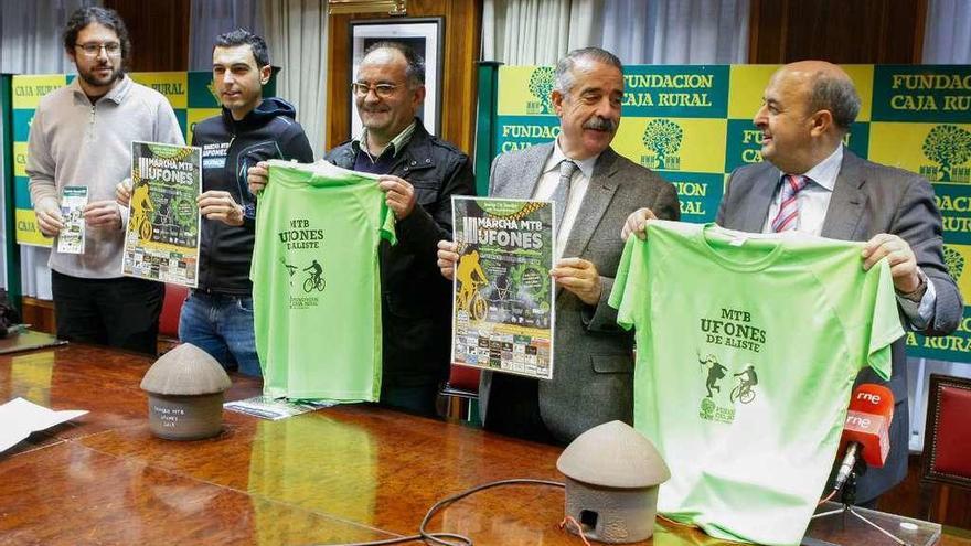 Los organizadores posan junto al diputado de Deportes y Feliciano Ferrero, de Caja Rural.