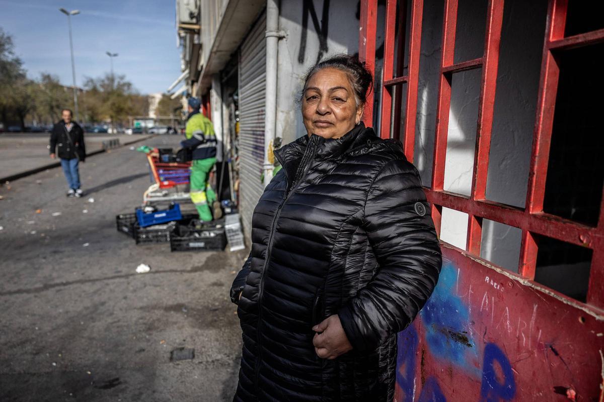 Remedios Arriba, en una de las puertas del bloque de Venus, en el barrio de La Mina, en Sant Adrià de Besòs.