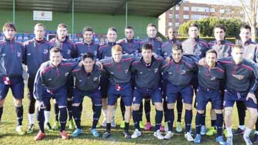 La selección UEFA de Castilla y León posa en foto de familia.