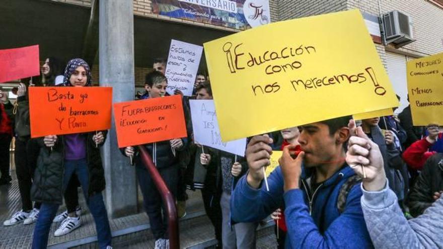 Una protesta en el IES Tháder contra los barracones impulsada por la comisión de padres.