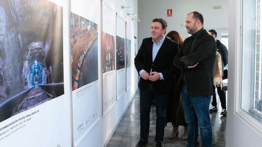 Valentín González Formoso, a la izquierda, en la oficina. |   // LA OPINIÓN