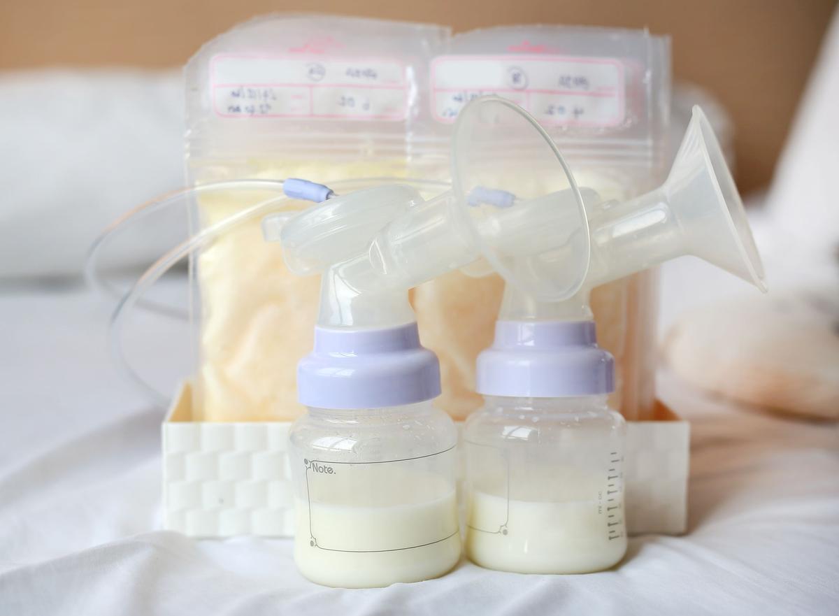 Los bancos de leche maternapermiten que bebés prematuros o enfermos tengan acceso a leche materna pasteurizada
