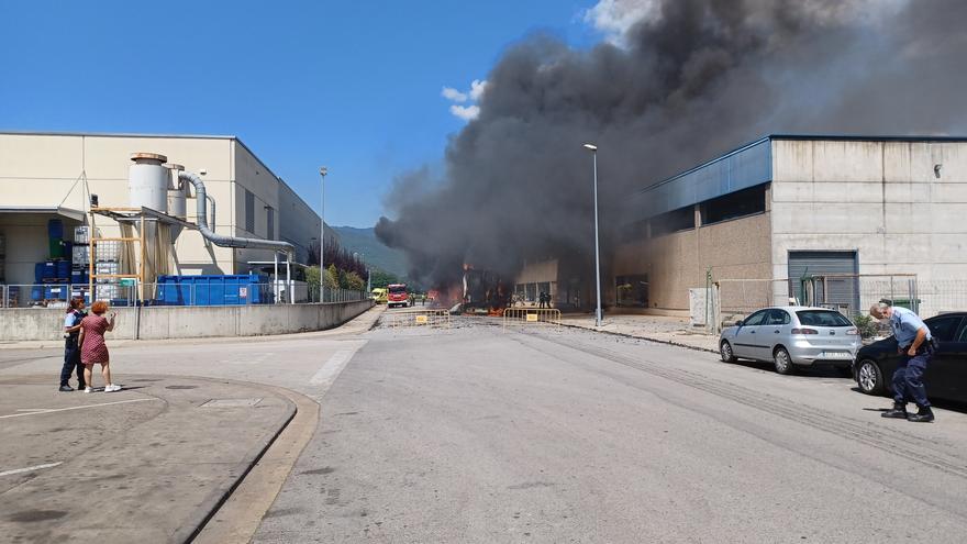 Incendi d&#039;un camió al polígon de les Preses