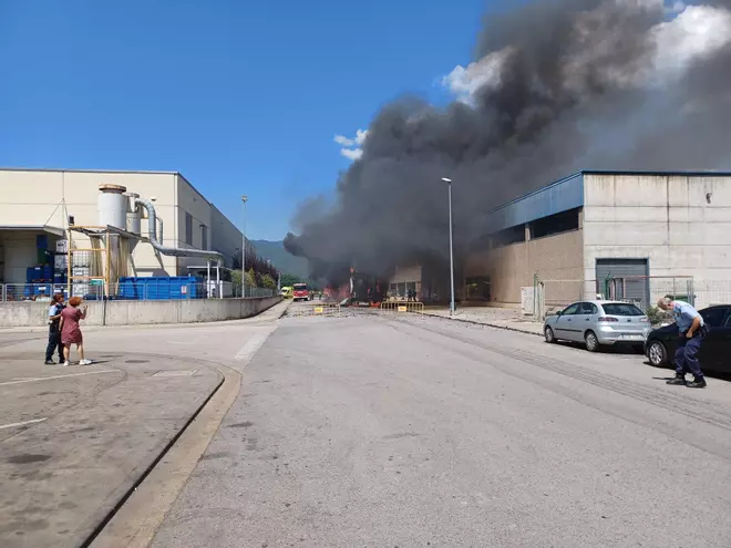 Incendi d'un camió al polígon de les Preses