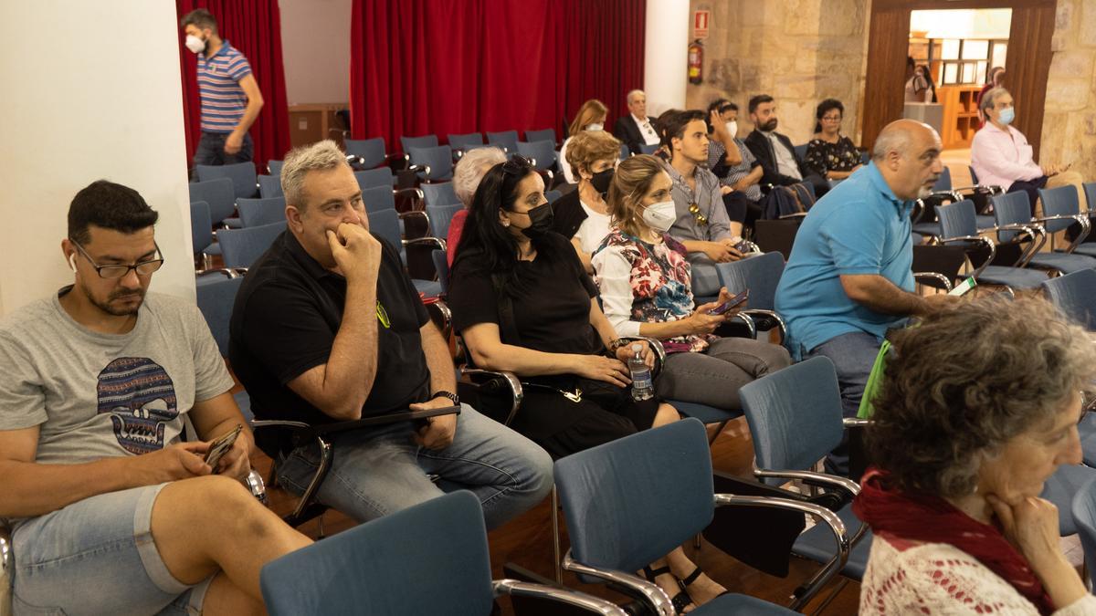 Asistentes al taller sobre el patrimonio textil de cofradías y hermandades, en Zamora