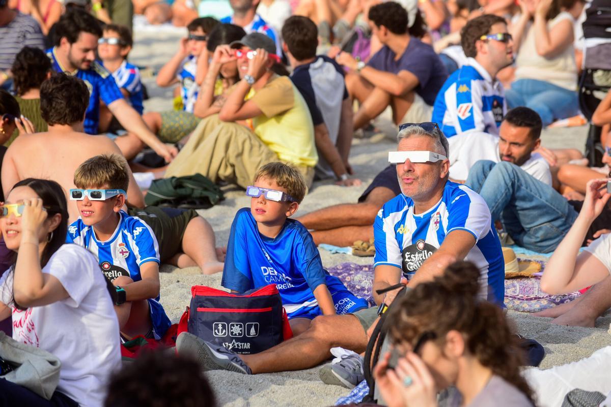 Más de 225.000 personas vivieron el eclipse solar total en las calles de la ciudad Más de 225.000 personas vivieron el eclipse solar total en las calles de la ciudad