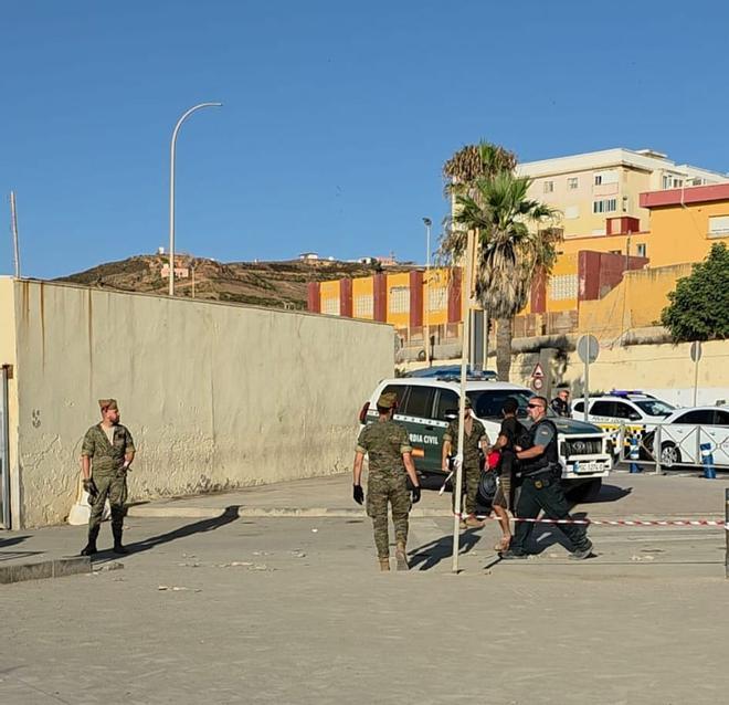 La policía lleva a los migrantes a la frontera en coche: ¿Tú traes alguno?