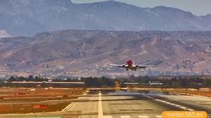 El peligroso aterrizaje de un avión en el aeropuerto de Málaga
