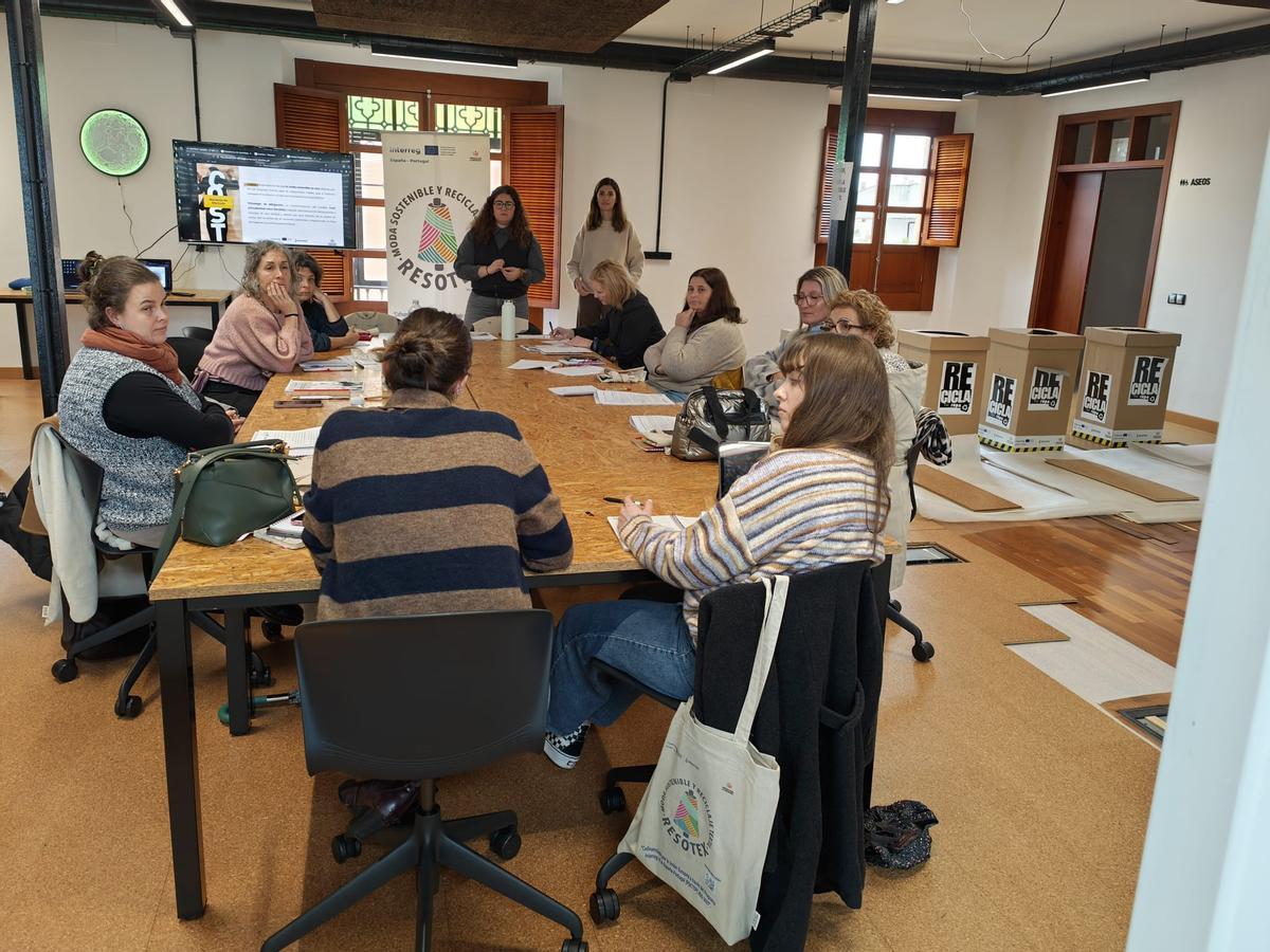 Participantes en uno de los talleres del proyecto 'Resotex'.