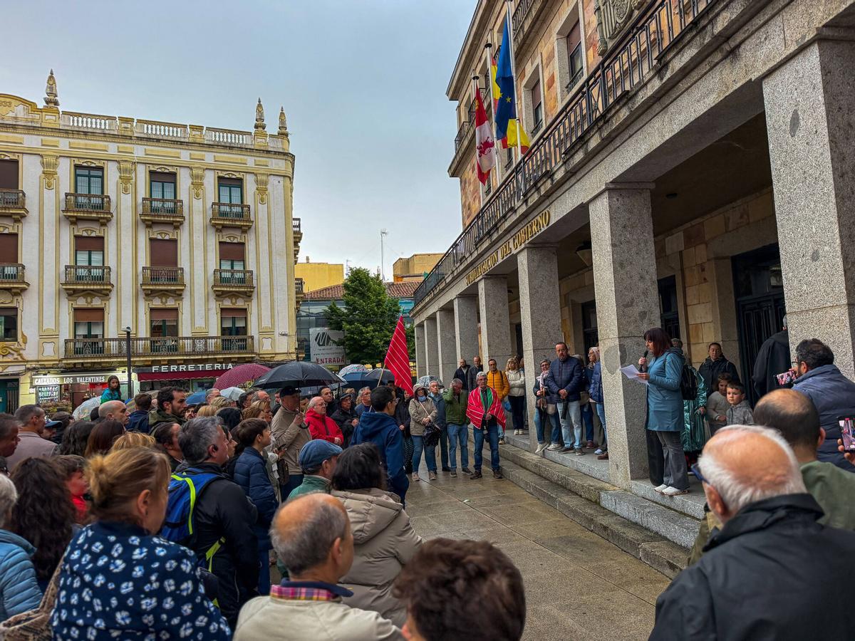 Zamora. Plaza de la Constitución concentración de usuarios del AVE por la supresión de una frecuencia del tren Madrid-Galicia que ya no parará en Zamora