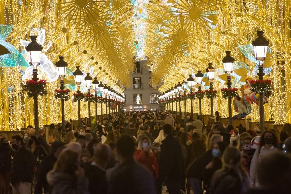 Málaga se echa a la calle para vivir su Navidad Covid-19