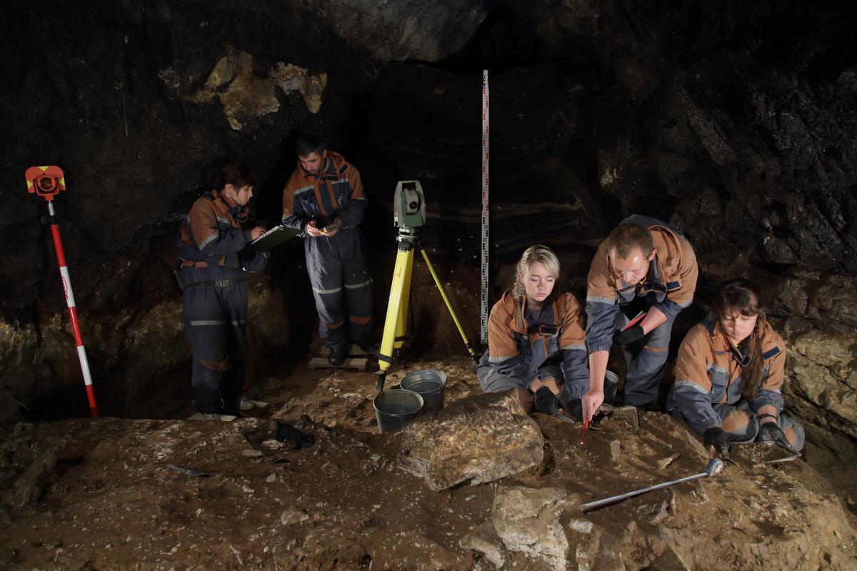 Trabajos de excavación de la cueva de Siberia, en 2019.