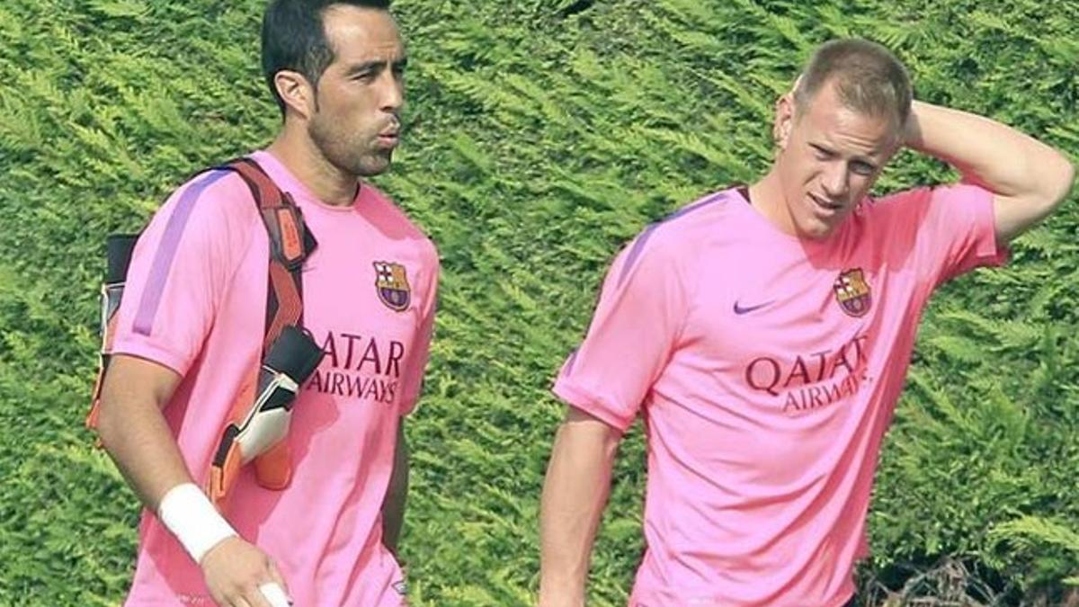 Claudio Bravo y Ter Stegen luchan por la titularidad en la portería del FC Barcelona