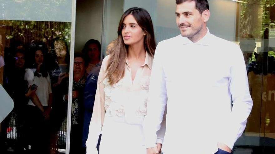 Iker Casillas y Sara Carbonero salen del hospital en el que el portero estuvo ingresado el año pasado.