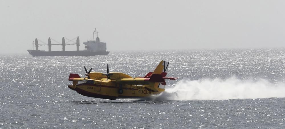 Hidroaviones trabajan sin descanso en el incendio