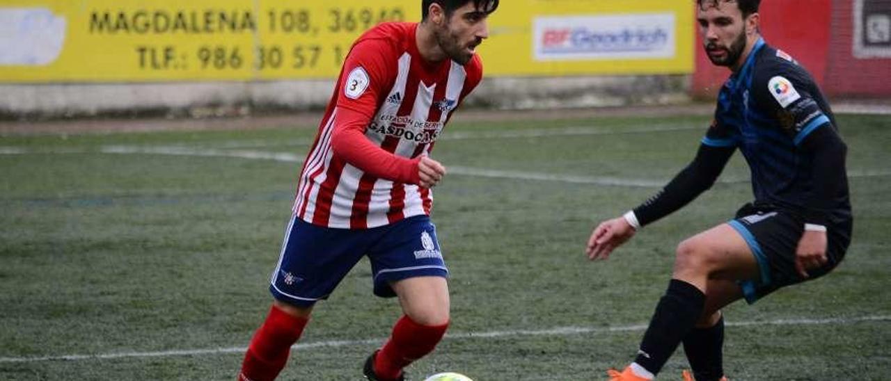 Jesús Varela, en una acción del duelo entre el Alondras y el Ourense CF. // Gonzalo Núñez