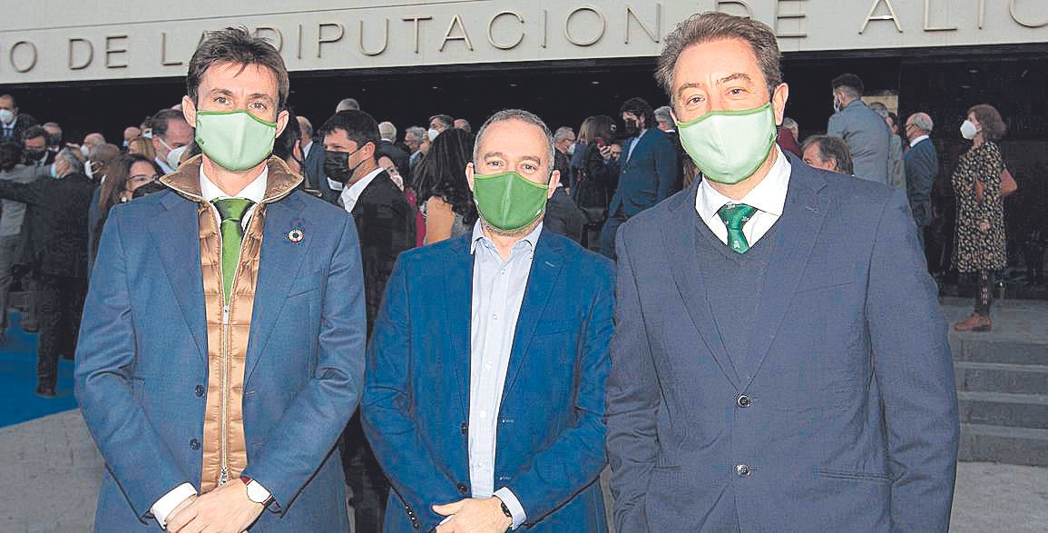 El del. inst. de Iberdrola en la CV, Ib�n Molina, el responsable de comunicaci�n de Iberdrola en la CV, Juan Jos� Mira, y el jefe de zona de iDE en Alicante, C�sar Calomarde..jpg