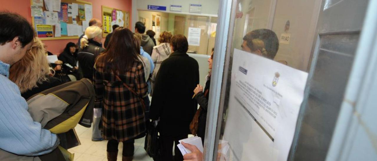 Vecinos esperando turno en el Registro municipal, en una imagen de archivo tomada antes del estallido de la pandemia.