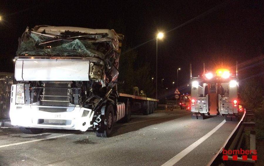 Espectacular accident d'un camió a la Cerdanya
