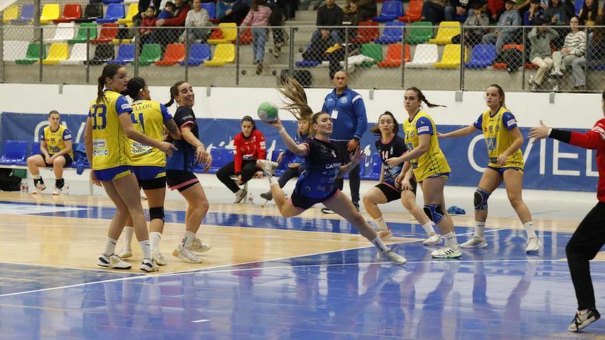 Una acción del encuentro de ayer entre el Lobas y el Uneatlántico.  | FERNANDO RODRÍGUEZ