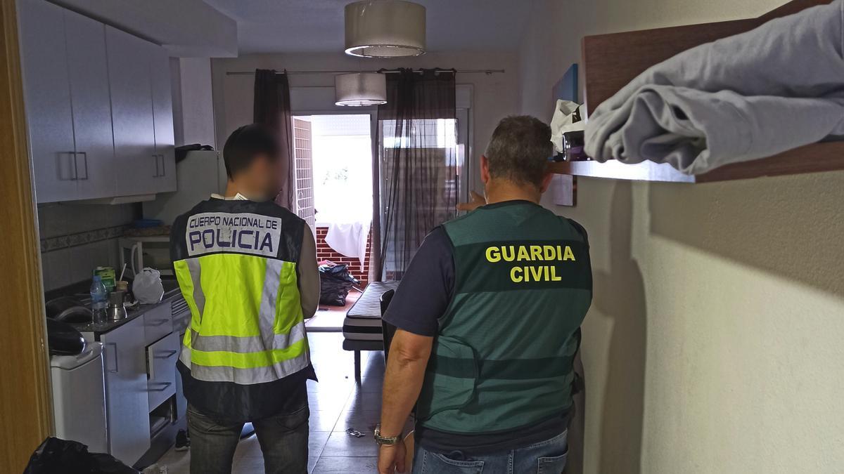 Dos agentes en uno de los registros en La Vila Joiosa.