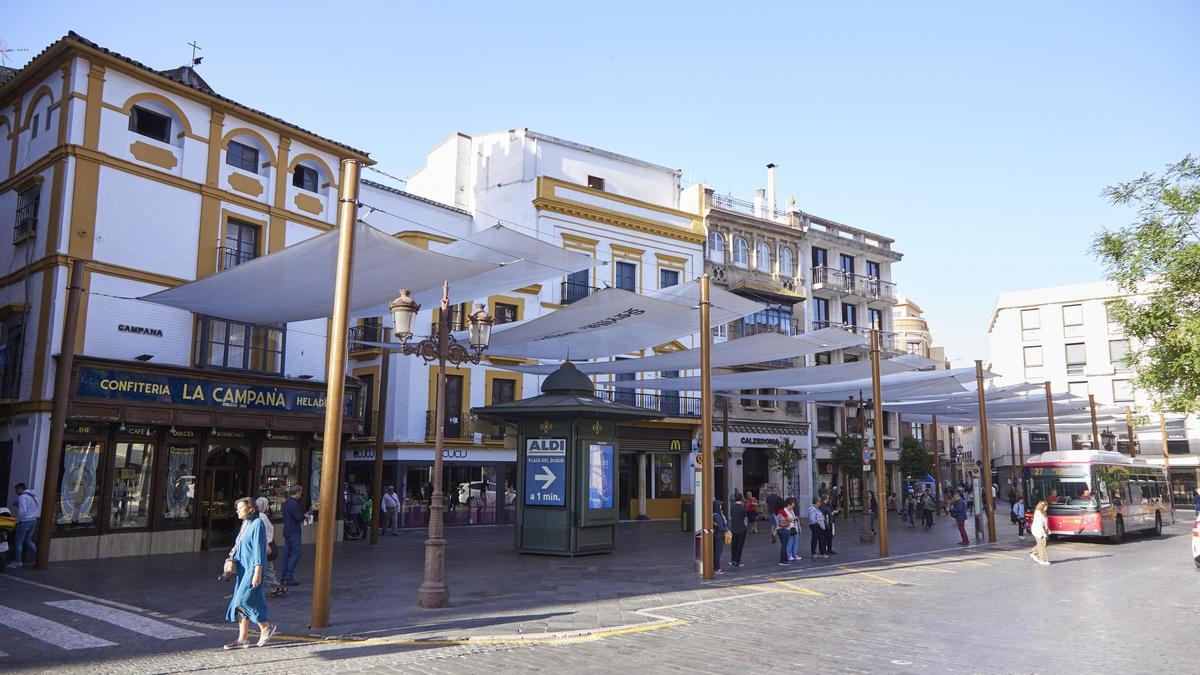 La Campana, eje entre las calles comerciales Tetuán y Sierpes.