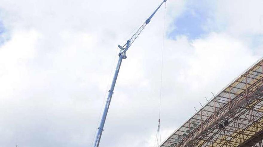 Grúa en Riazor, para reparar la cubierta, en abril.