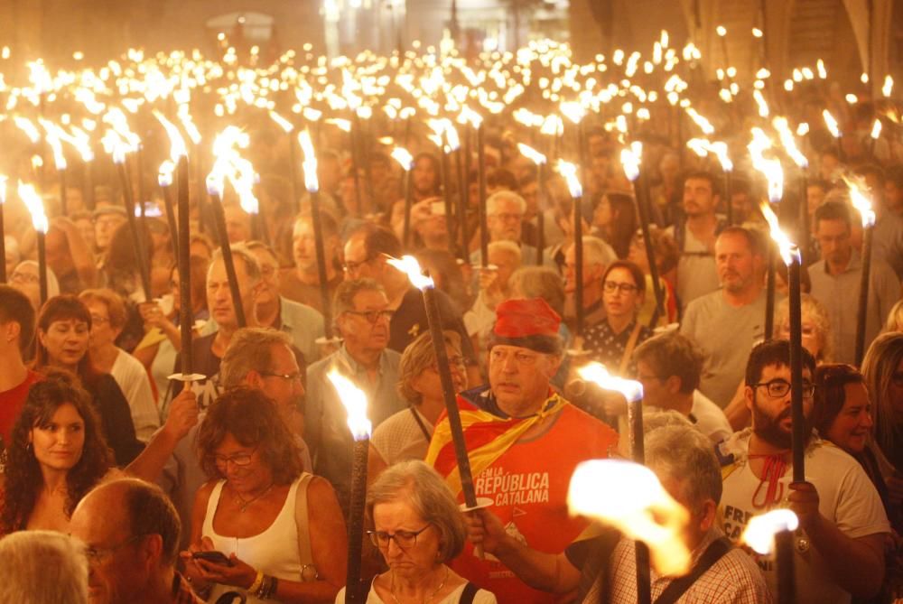 Marxa de torxes a Girona per commemorar el segon aniversari del referèndum de l'1-O