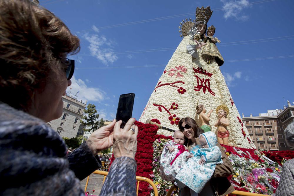 La Mare de Déu luce su manto en la Plaza de la Virgen