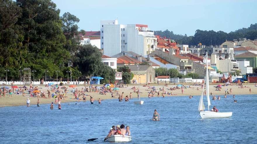 En las playas de Vilagarcía se congregaron ayer cientos de personas. // Noé Parga