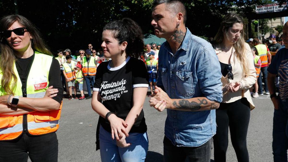 Verónica Fernández Otero, Sofía Castañón y Rafa Palacios, ayer, en la fábrica de Saint-Gobain. | Mara Villamuza 