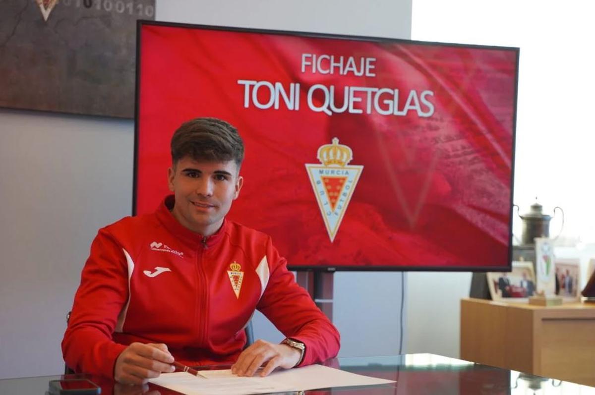 Toni Quetglas, durante la firma de su contrato con el Murcia Imperial.