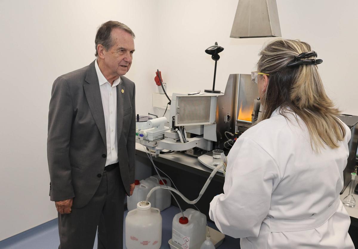 Abel Caballero en el laboratorio de las instalaciones de ETAP de O Casal
