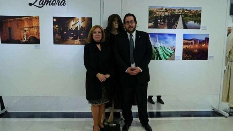 Desde la izquierda, Isabel García y Luis Fernando García en la exposición.