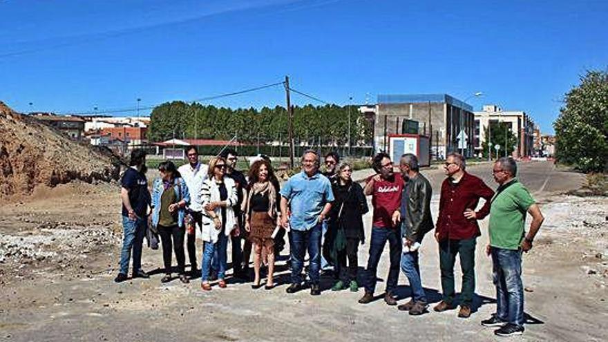 La candidatura de Izquierda Unida visita las obras del paso de la calle Cañizal.