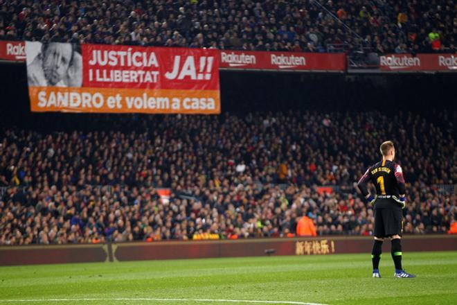 Imágenes de la primera parte del partido de ida de semifinales de Copa del Rey entre el FC Barcelona y el Real Madrid disputado en el Camp Nou