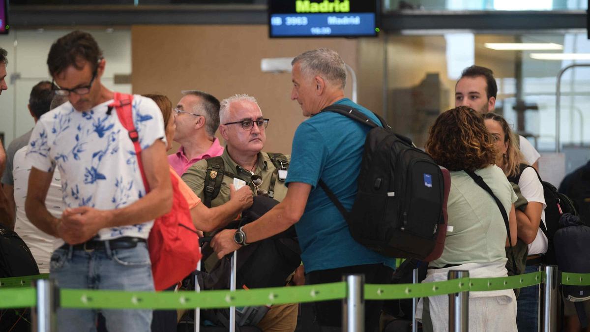 Pasajeros en el aeropuerto Tenerife Norte