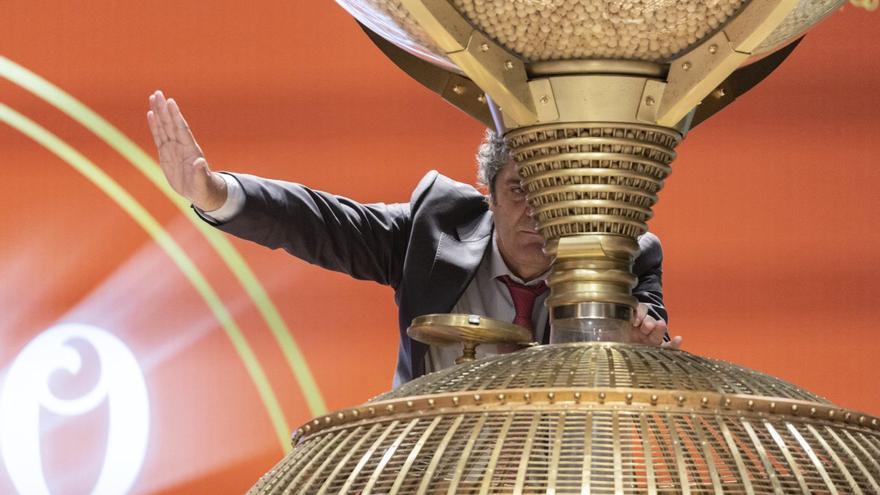 Vor der Ziehung der Weihnachtslotterie werden in Madrid erst einmal die beiden Lostrommeln überprüft.  | ARCHIVBILD: EDUARDO PARRA/EUROPA PRESS