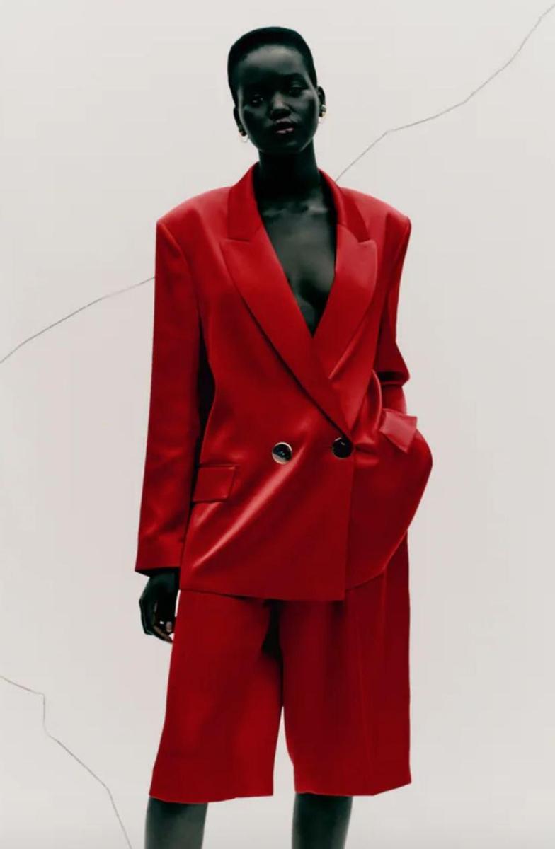 Blazer satinada en color rojo de Zara