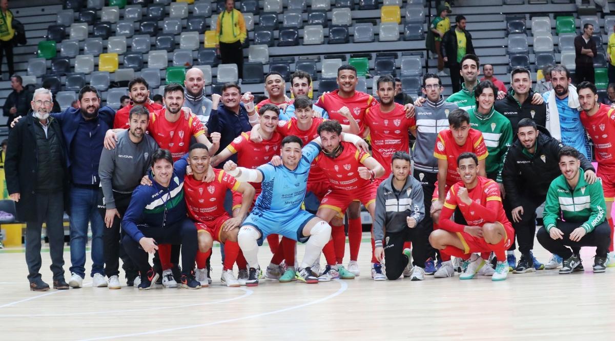 El Córdoba Futsal celebra la victoria lograda en Jaén.