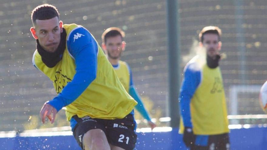 Álvaro Rey dispara a puerta en un entrenamiento de esta semana del Deportivo en Abegondo. |  // RCD