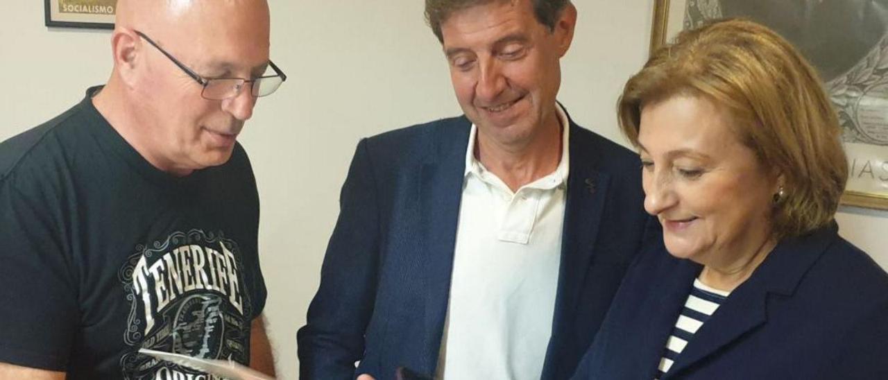 Llaneza, en el centro, junto a Mario Peláez y Delia Losa, siguiendo la evolución de los resultados electorales en la Casa del Pueblo. | LNE