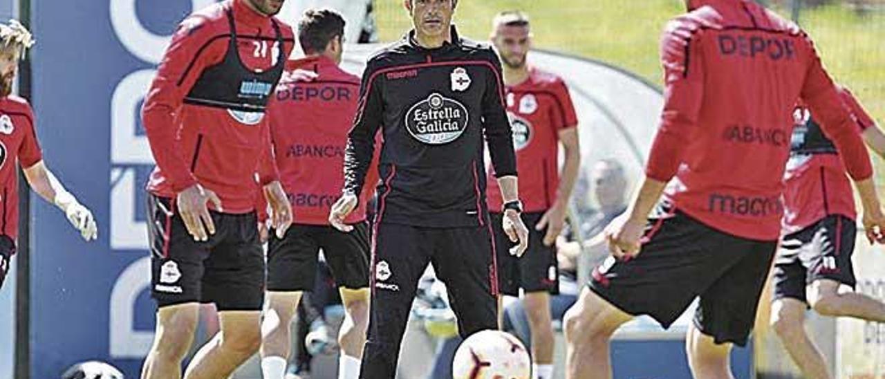 Pep LluÃ­s MartÃ­ dirige un entreno del Deportivo de la CoruÃ±a.