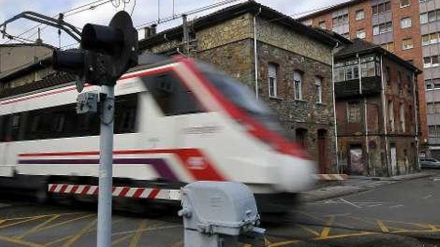 Langreo propone que una consulta popular decida qué hacer con la línea de Renfe