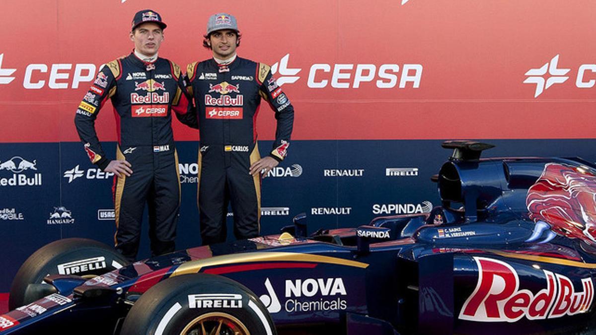 Max Verstappen (izquierda) y Carlos Sáinz, durante la presentación del coche de Toro Rosso, en Jerez de la Frontera, el 31 de enero